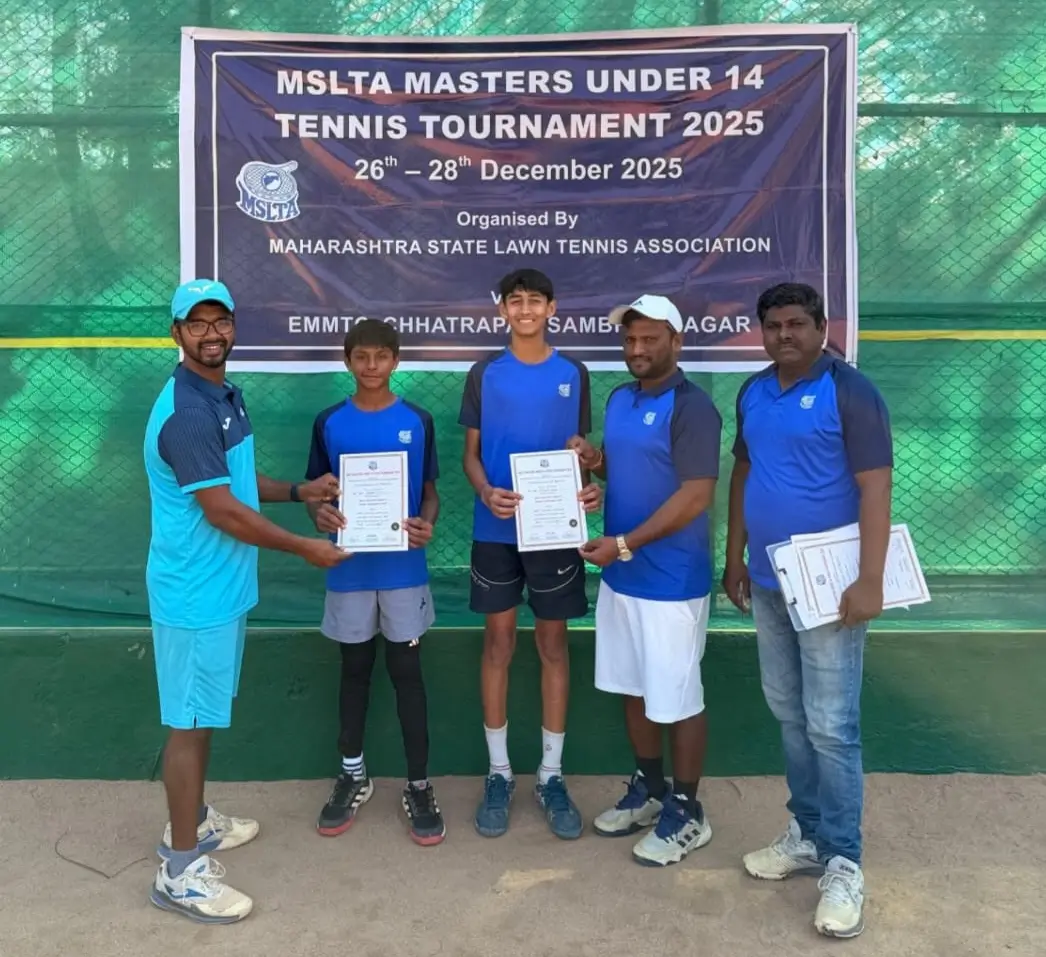 Sparsh receiving trophy for winning the MSLTA Masters held in Chatrapati Sambhaji Nagar